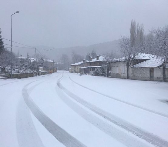 İzmir'in yüksekleri beyaza büründü! Bazı köylerde eğitime kar engeli