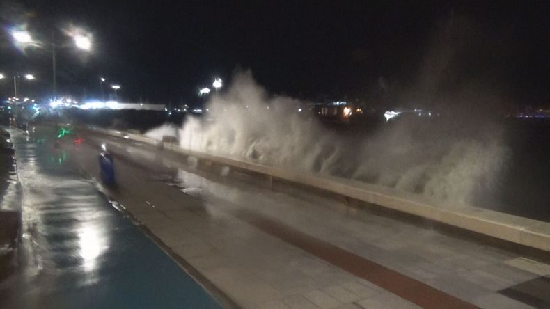 İzmir’de fırtına nedeniyle deniz taştı