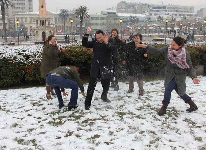 İzmirliler yıllardır kara hasret: Kent merkezine kar yağmaması gündem oldu