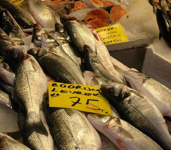 Kemeraltı'nda balık fiyatları el yakıyor