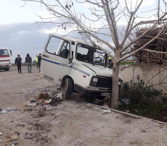 Tire'de feci kaza: Kamyonet ikiye bölündü