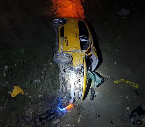Tire’de taksi uçuruma yuvarlandı: 3 yaralı