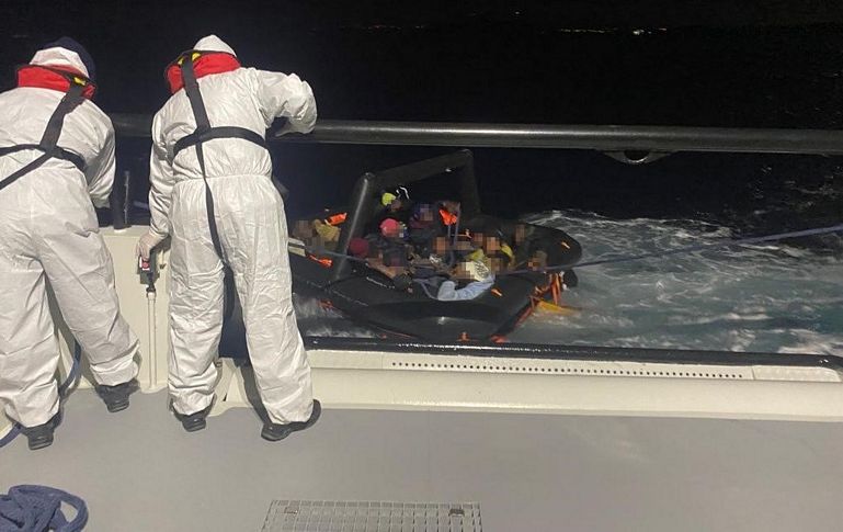 Yunan unsurlarınca geri itilen 15 göçmen kurtarıldı