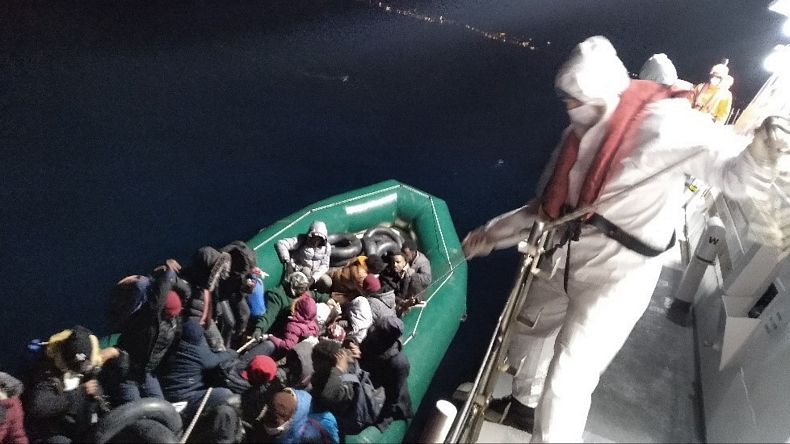 Yunanistan'ın ölüme ittiği 63 göçmen kurtarıldı