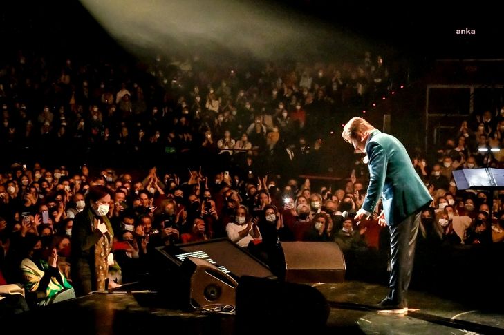 Akşener, Erol Evgin konserinde