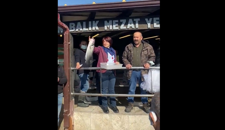 Başkan Erdoğan mezata katıldı! Levrek sattı