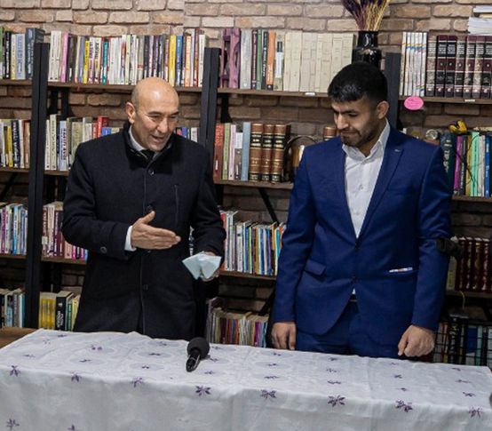 Başkan Soyer’den gönüllülerin kütüphanesine ziyaret