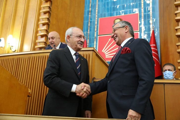 Belediye başkanı CHP'ye geçti, rozeti Kılıçdaroğlu taktı