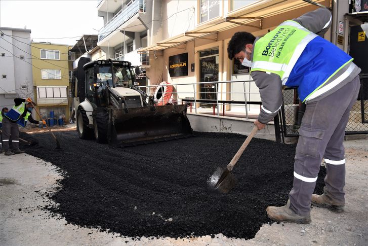 Bornova'da üretilen ilk asfalt o mahalleye serildi