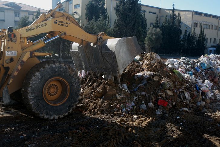 Bornova’da kaçak moloza geçit yok!
