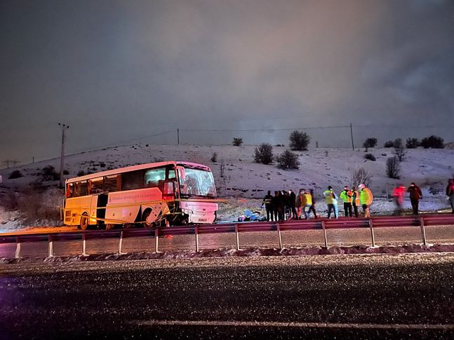 Cenaze yakınlarını taşıyan yolcu otobüsü devrildi: 2 ölü, 27 yaralı