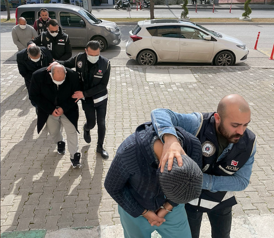 Çeşme’den yurt dışına kaçmaya çalışan 12 FETÖ şüphelisi ve 2 organizatör tutuklandı