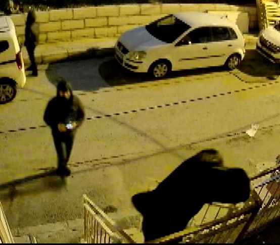Evine giren hırsızları görünce şok yaşadı: O anlar kamerada