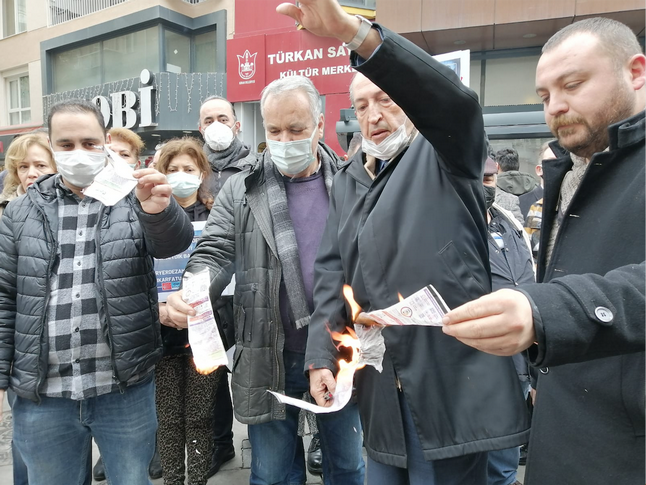 Faturalar yakıldı: CHP İzmir ‘elektrik faturalarına’ isyan bayrağı açtı