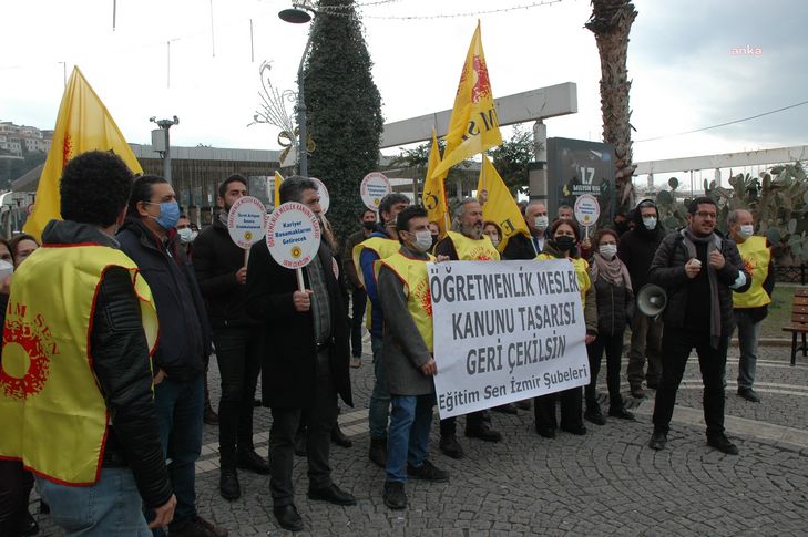 İzmir'de 'Öğretmenlik Meslek Kanunu'nu protestosu: Derhal geri çekilmeli