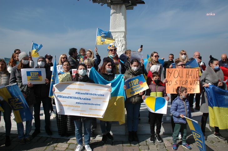 İzmir'de yaşayan Ukraynalılardan 'savaşa hayır' eylemi