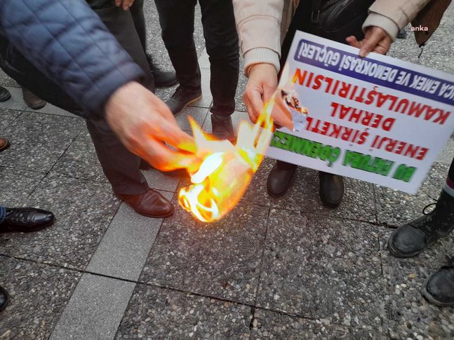 İzmir'de zamlara tepki sürüyor: Faturaları yaktılar