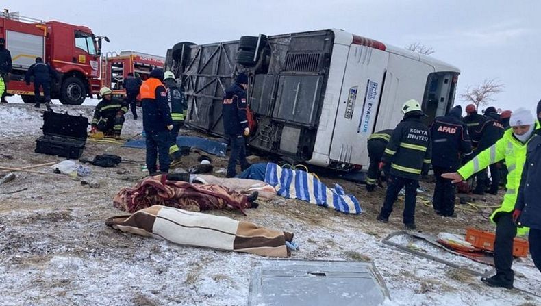 İzmir'den Kapadokya'ya giden tur otobüsü şarampole devrildi: 6 ölü, 25 yaralı
