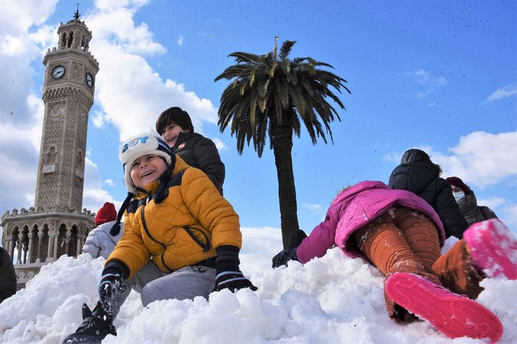İzmir'e kar geldi: Çocuklar doyasıya eğlendi