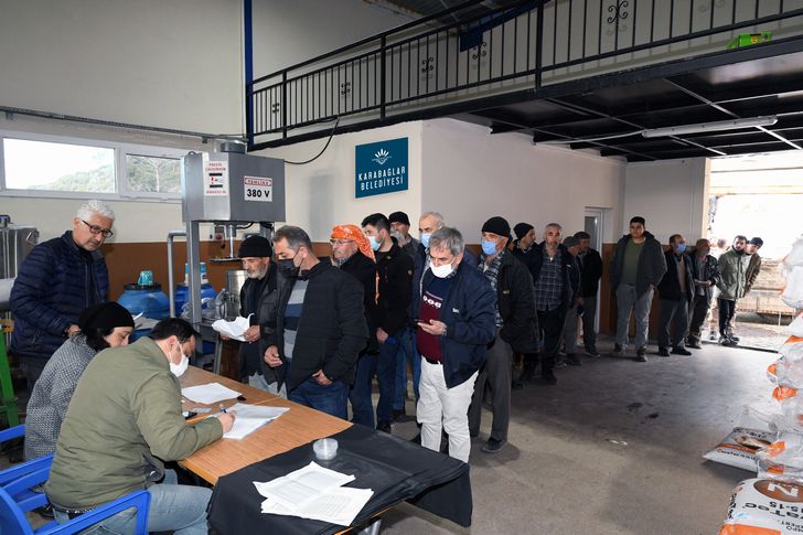 Karabağlar Belediyesi'nden üreticiye gübre desteği