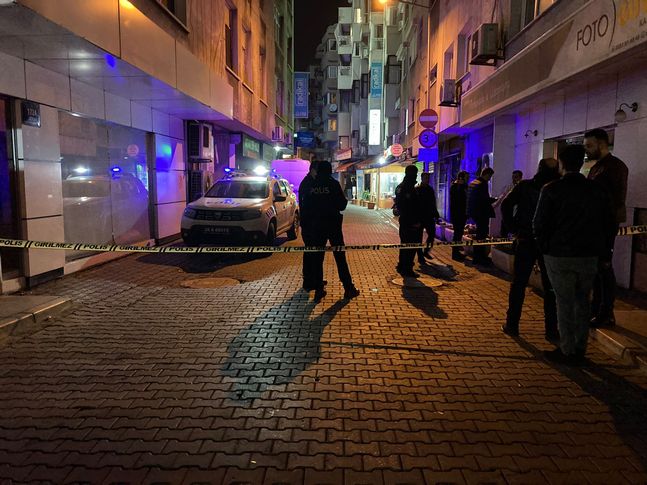 Karşıyaka'da silahlar konuştu: 2 yaralı