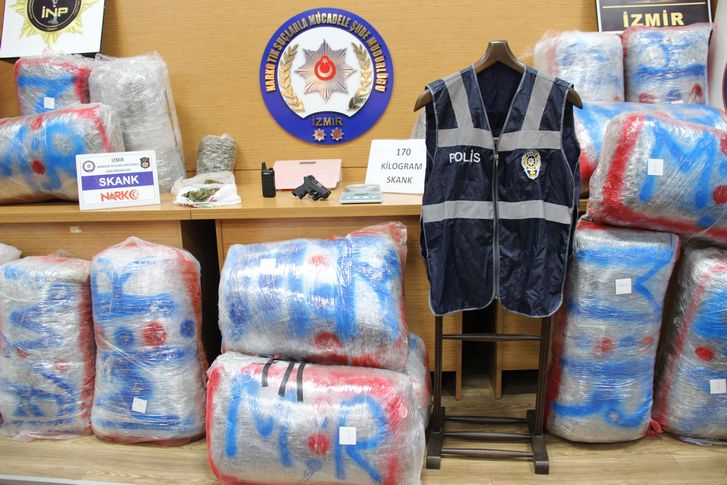 Kendisine polis süsü veren uyuşturucu kuryesi, kıskıvrak yakalandı