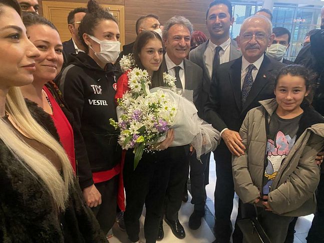 Kılıçdaroğlu, havalimanında karşılaştığı dünya şampiyonu Sıla'yı tebrik etti