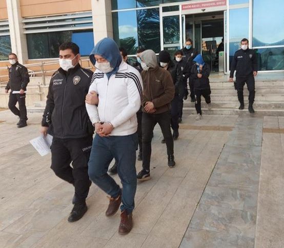 Kıskıvrak yakalanan uyuşturucu tacirleri tutuklandı