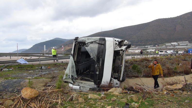 Mersin'de işçi servisi devrildi: 40 yaralı