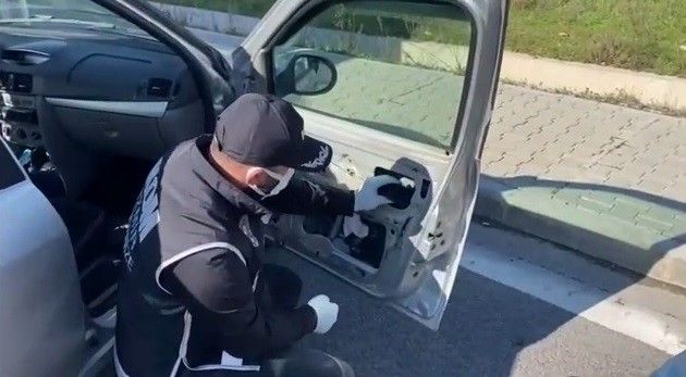 Otomobil kapısı içerisinden cephane çıktı