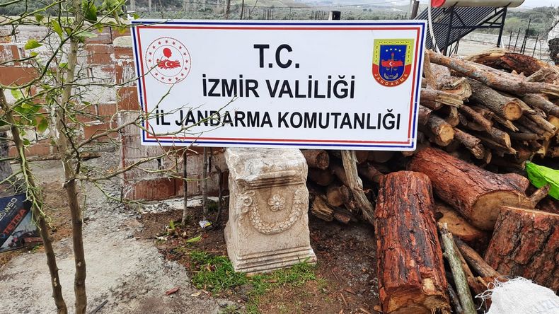İzmir'de Roma dönemine ait sunak ele geçirildi
