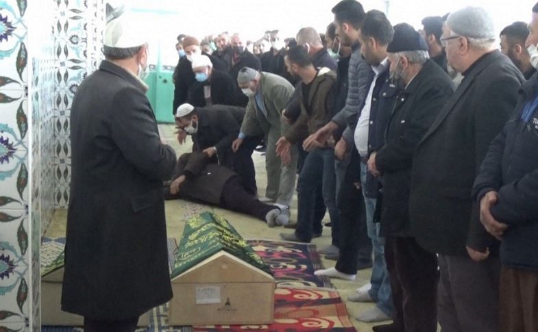 Torunlarını yangında kaybeden dede, cenazede baygınlık geçirdi