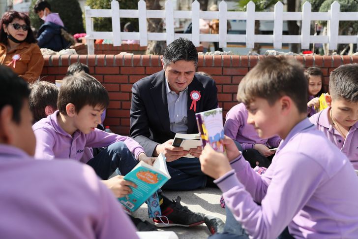 Aliağa'da ilçe protokolü öğrencilerle birlikte kitap okudu