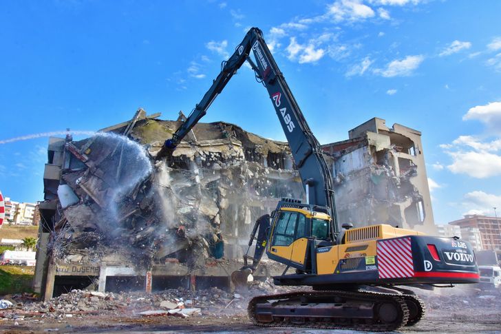 Aliağa’da riskli yapı olarak belirlenen eski iş merkezi yıkılıyor