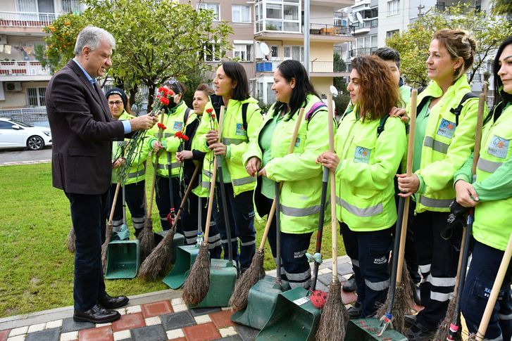 Başkan Engin kadın çalışanlara karanfil dağıttı