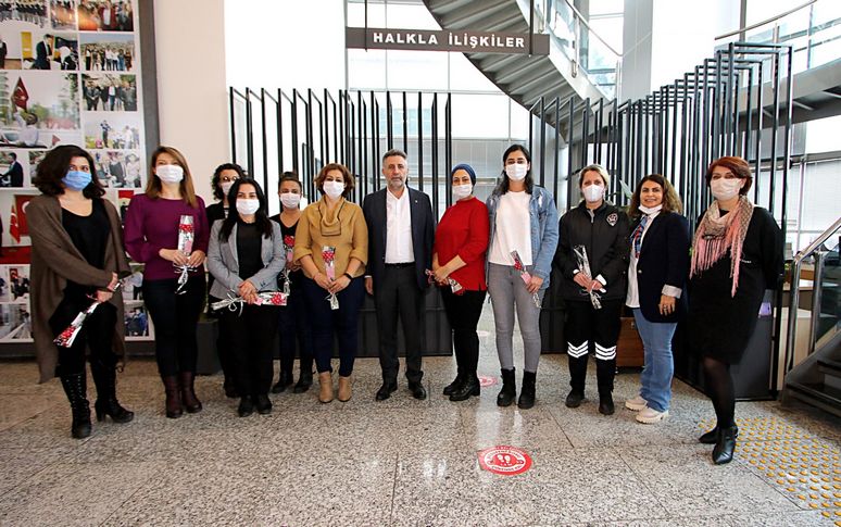 Başkan Sandal’dan kadın çalışanlara karanfil