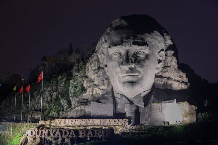 Buca Belediyesi’nden Atatürk Maskı’na özel aydınlatma
