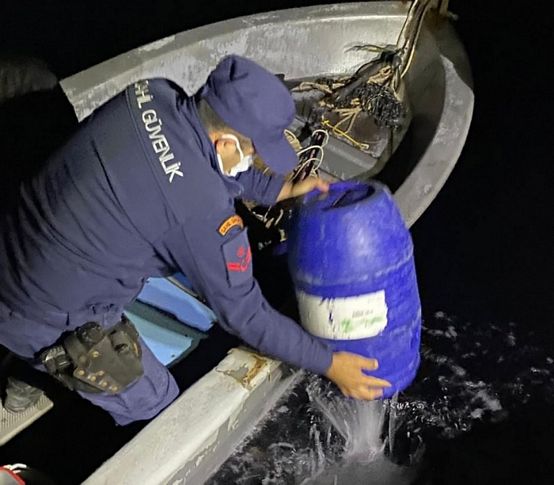 Çeşme'de kaçak deniz patlıcanı avcılarına suçüstü