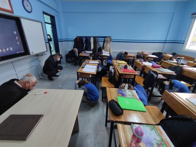 Çeşme'deki okullarda deprem tatbikatı yapıldı
