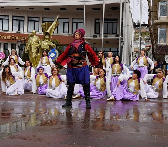 Çeşme'nin kadın efeleri sahnede