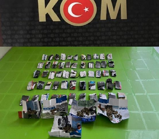 Gazete kağıtlarına sardığı uyuşturucularla yakalandı