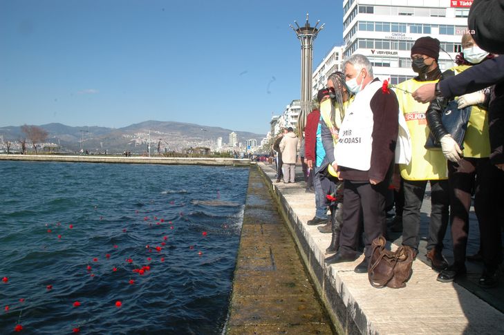 Görevi başında katledilen sağlık çalışanları İzmir'de denize karanfiller bırakılarak anıldı