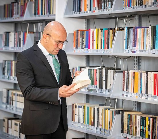 'Her Mahalleye Bir Kütüphane' kampanyası başladı; Soyer 200 kitap bağışladı