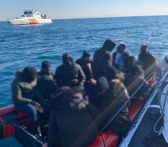 İzmir açıklarında 330 düzensiz göçmen yakalandı