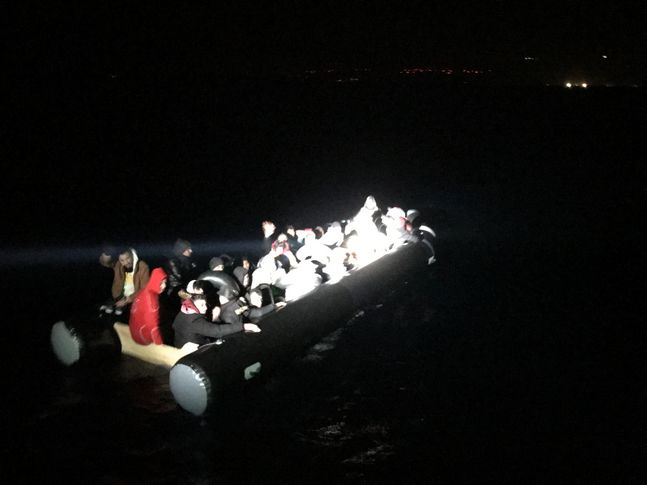 İzmir açıklarında 76 göçmen kurtarıldı