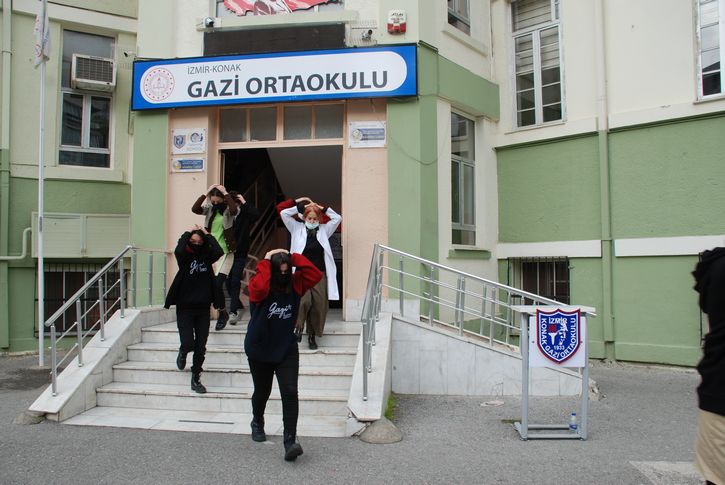 İzmir'de deprem tatbikatı! Öğrenciler, 30 Ekim'i hatırladı