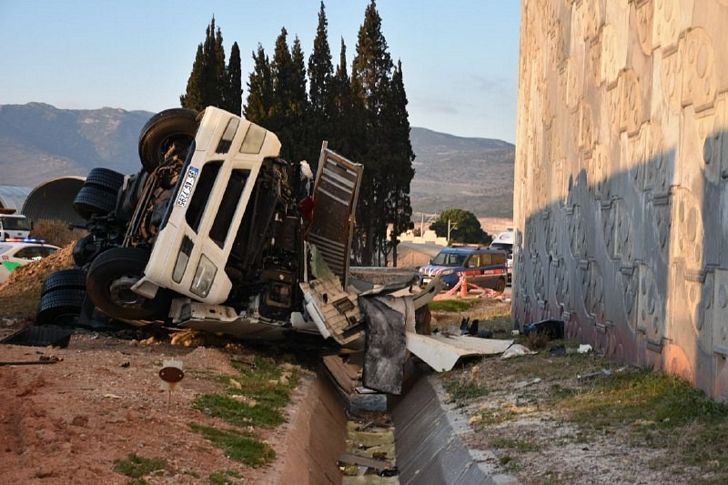 İzmir'de feci kaza: Kamyon şoförü olay yerinde can verdi