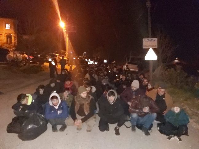 İzmir'de kamyon içinde 152 göçmen yakalandı