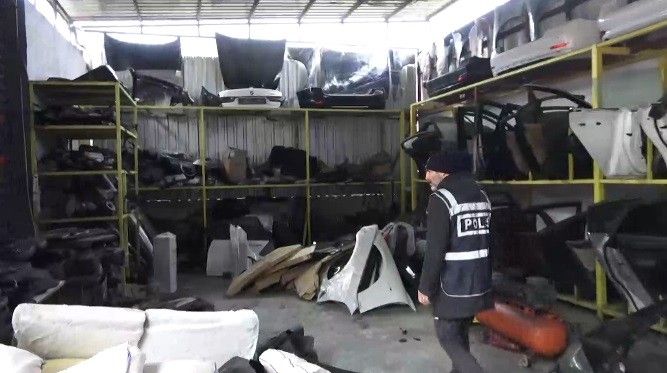 İzmir'de oto hırsızlık şebekesine eş zamanlı operasyon: 6 gözaltı