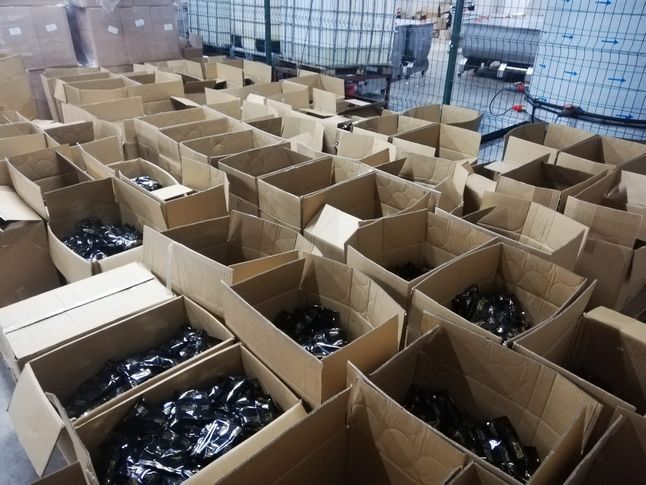 İzmir'de yaklaşık 4 ton kaçak tütün ele geçirildi